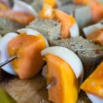 De heerlijke spiesjes met papaya en de seitan gegrild op de barbecue