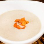 De lichte soep van peterseliewortel met amandelmelk met gegrilde seitan