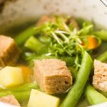 Heerlijke vegan soep van sperziebonen met aardappel en seitan