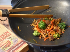 vegan stir fried wok vegetables recipe with seitan from Bertyn protein-rich meat substitute