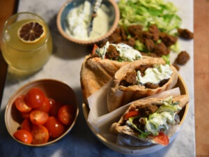 Bester veganer Döner Kebab in Pita-Brötchen mit Instant-Seitanmix