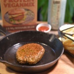 recette pour faire votre propre burger végétalien avec des frites avec le mélange végétalien protéiné instantané de Bertyn seitan