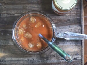 Recette pour la meilleure soupe de tomates avec des boulettes végétaliennes