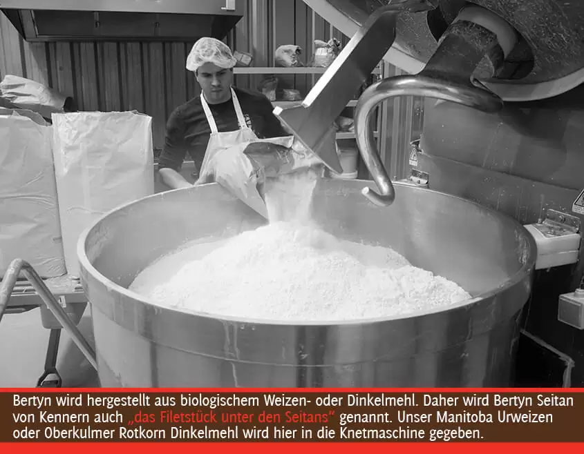 Der Seitan-Hersteller von Bertyn schüttet Mehl in den Kneter