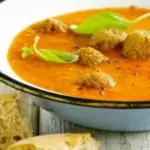 Rezept für griechische Tomatensuppe mit vegetarischen Fleischbällchen