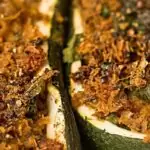 Een heerlijk goudbruine korst met dit recept voor een Indisch gevulde courgette met seitan en garam masala