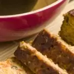 Kruidig Spelt seitan vegetarisch gehaktbrood met tijm en oregano