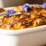 Gratin au seitan, aux petites aubergines, aux pommes de terre et à la crème