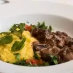 Ragoût de seitan végétalien à la crème de noix de cajou et purée de potimarron au safran