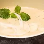 Romige preisoep gemaakt met vegan kaas