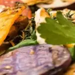 Seitan mit gegrilltem Gemüse, frischen Kräutern und blauen Kartoffeln
