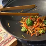 recette de wok de légumes végétalien avec substitut de viande de Bertyn riche en protéines