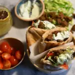 Bester veganer Döner Kebab in Pita-Brötchen mit Instant-Seitanmix
